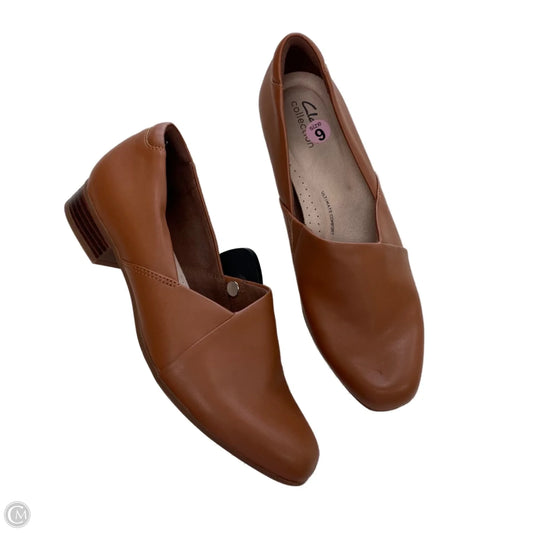 Shoes Flats By Clarks In Brown, Size: 9