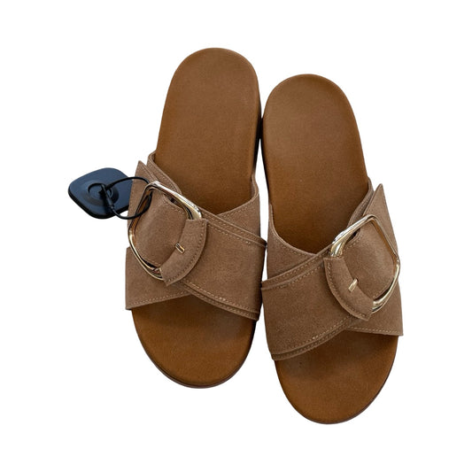 Sandals Flats By Clothes Mentor In Tan, Size:6.5