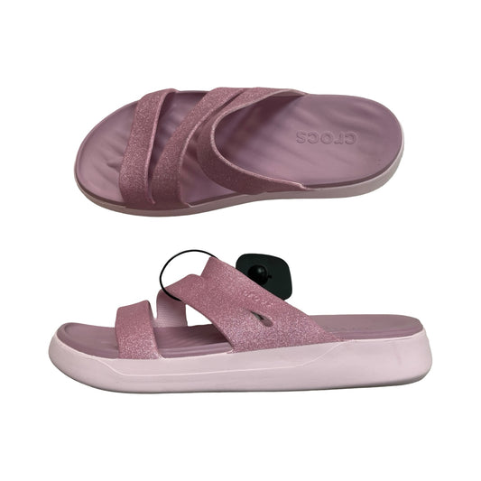 Sandals Flats By Crocs In Pink, Size:9