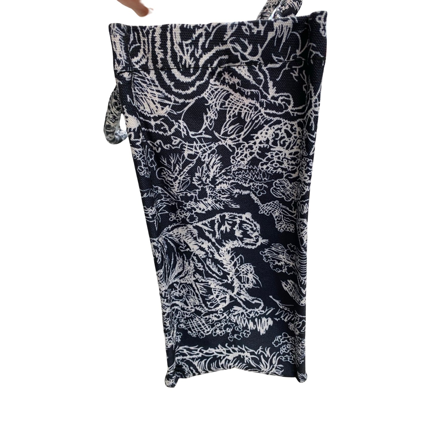 Tote By Clothes Mentor In Blue & White, Size:Large